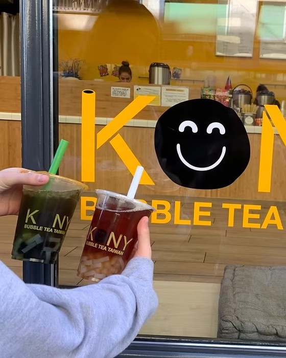 Deux bubble teas devant la vitrine de Kony Bubble Tea, à Lausanne