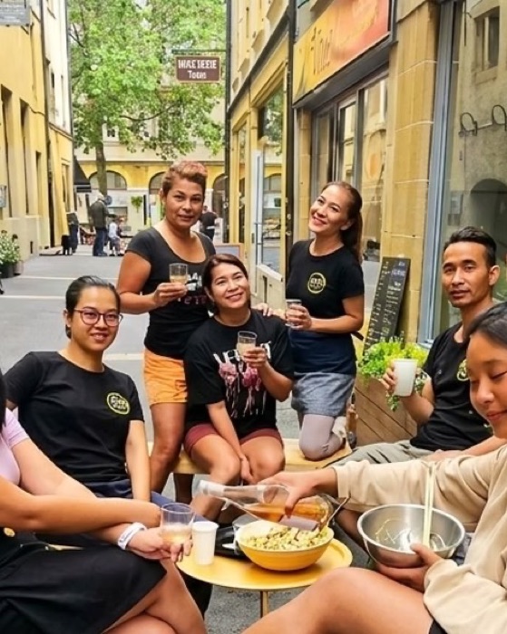 L'équipe de Thai Express attablée devant le restaurant, à Lausanne